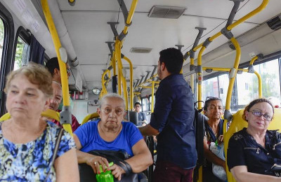 Prefeito promete reformar paradas de ônibus danificadas por vândalos na capital